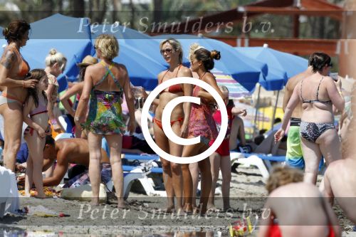 Ibiza 26 juli 2011
Wendy v Dijk met Erland Galjaard en Sem en Lizzy op het strand. Ook Martijn Amanda Bickel Jasmijn Achilles en Michelle Krabbe zijn aanwezig bij coco beach.
Peter Smulders bv