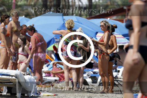 Ibiza 26 juli 2011
Wendy v Dijk met Erland Galjaard en Sem en Lizzy op het strand. Ook Martijn Amanda Bickel Jasmijn Achilles en Michelle Krabbe zijn aanwezig bij coco beach.
Peter Smulders bv