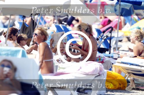 Ibiza 26 juli 2011
Wendy v Dijk met Erland Galjaard en Sem en Lizzy op het strand. Ook Martijn Amanda Bickel Jasmijn Achilles en Michelle Krabbe zijn aanwezig bij coco beach.
Peter Smulders bv