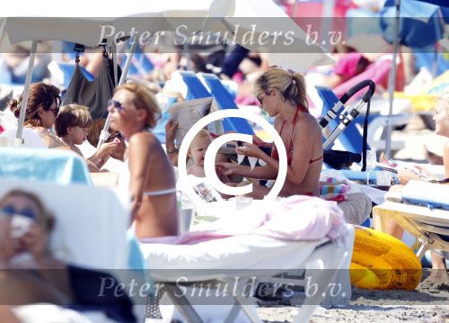 Ibiza 26 juli 2011
Wendy v Dijk met Erland Galjaard en Sem en Lizzy op het strand. Ook Martijn Amanda Bickel Jasmijn Achilles en Michelle Krabbe zijn aanwezig bij coco beach.
Peter Smulders bv