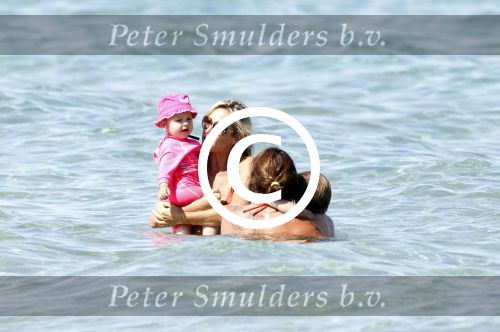 Ibiza 26 juli 2011
Wendy v Dijk met Erland Galjaard en Sem en Lizzy op het strand. Ook Martijn Amanda Bickel Jasmijn Achilles en Michelle Krabbe zijn aanwezig bij coco beach.
Peter Smulders bv