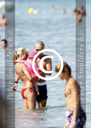 Ibiza 26 juli 2011
Wendy v Dijk met Erland Galjaard en Sem en Lizzy op het strand. Ook Martijn Amanda Bickel Jasmijn Achilles en Michelle Krabbe zijn aanwezig bij coco beach.
Peter Smulders bv