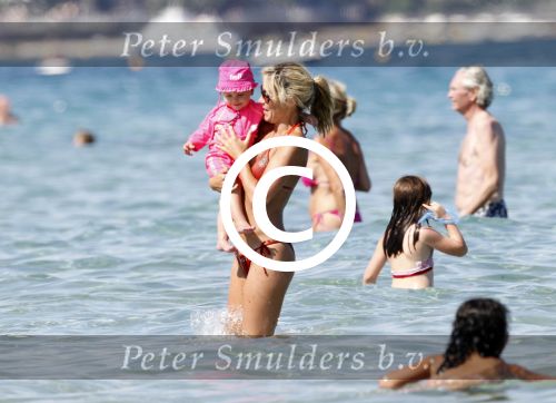 Ibiza 26 juli 2011
Wendy v Dijk met Erland Galjaard en Sem en Lizzy op het strand. Ook Martijn Amanda Bickel Jasmijn Achilles en Michelle Krabbe zijn aanwezig bij coco beach.
Peter Smulders bv