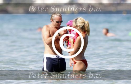Ibiza 26 juli 2011
Wendy v Dijk met Erland Galjaard en Sem en Lizzy op het strand. Ook Martijn Amanda Bickel Jasmijn Achilles en Michelle Krabbe zijn aanwezig bij coco beach.
Peter Smulders bv
