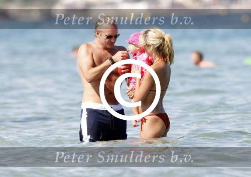 Ibiza 26 juli 2011
Wendy v Dijk met Erland Galjaard en Sem en Lizzy op het strand. Ook Martijn Amanda Bickel Jasmijn Achilles en Michelle Krabbe zijn aanwezig bij coco beach.
Peter Smulders bv