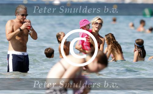 Ibiza 26 juli 2011
Wendy v Dijk met Erland Galjaard en Sem en Lizzy op het strand. Ook Martijn Amanda Bickel Jasmijn Achilles en Michelle Krabbe zijn aanwezig bij coco beach.
Peter Smulders bv