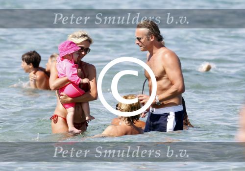 Ibiza 26 juli 2011
Wendy v Dijk met Erland Galjaard en Sem en Lizzy op het strand. Ook Martijn Amanda Bickel Jasmijn Achilles en Michelle Krabbe zijn aanwezig bij coco beach.
Peter Smulders bv