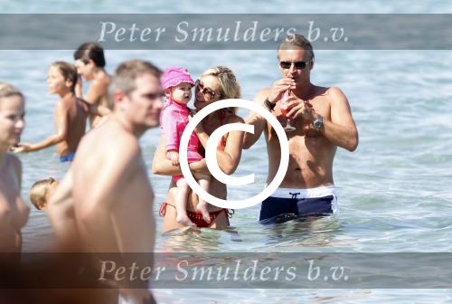 Ibiza 26 juli 2011
Wendy v Dijk met Erland Galjaard en Sem en Lizzy op het strand. Ook Martijn Amanda Bickel Jasmijn Achilles en Michelle Krabbe zijn aanwezig bij coco beach.
Peter Smulders bv