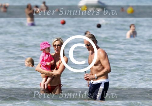 Ibiza 26 juli 2011
Wendy v Dijk met Erland Galjaard en Sem en Lizzy op het strand. Ook Martijn Amanda Bickel Jasmijn Achilles en Michelle Krabbe zijn aanwezig bij coco beach.
Peter Smulders bv