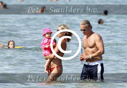 Ibiza 26 juli 2011
Wendy v Dijk met Erland Galjaard en Sem en Lizzy op het strand. Ook Martijn Amanda Bickel Jasmijn Achilles en Michelle Krabbe zijn aanwezig bij coco beach.
Peter Smulders bv