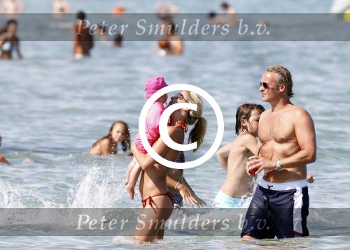 Ibiza 26 juli 2011
Wendy v Dijk met Erland Galjaard en Sem en Lizzy op het strand. Ook Martijn Amanda Bickel Jasmijn Achilles en Michelle Krabbe zijn aanwezig bij coco beach.
Peter Smulders bv