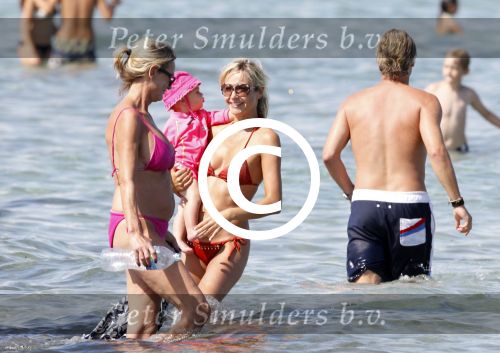Ibiza 26 juli 2011
Wendy v Dijk met Erland Galjaard en Sem en Lizzy op het strand. Ook Martijn Amanda Bickel Jasmijn Achilles en Michelle Krabbe zijn aanwezig bij coco beach.
Peter Smulders bv