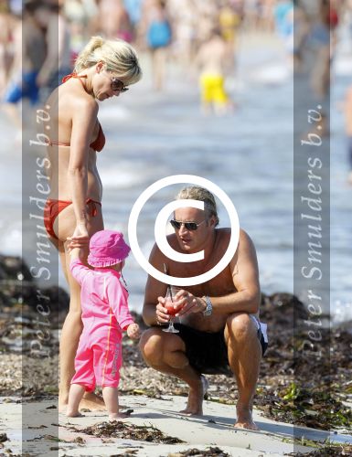 Ibiza 26 juli 2011
Wendy v Dijk met Erland Galjaard en Sem en Lizzy op het strand. Ook Martijn Amanda Bickel Jasmijn Achilles en Michelle Krabbe zijn aanwezig bij coco beach.
Peter Smulders bv