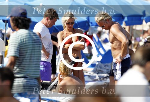 Ibiza 26 juli 2011
Wendy v Dijk met Erland Galjaard en Sem en Lizzy op het strand. Ook Martijn Amanda Bickel Jasmijn Achilles en Michelle Krabbe zijn aanwezig bij coco beach.
Peter Smulders bv