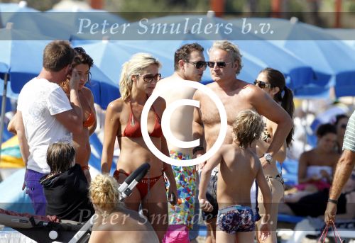Ibiza 26 juli 2011
Wendy v Dijk met Erland Galjaard en Sem en Lizzy op het strand. Ook Martijn Amanda Bickel Jasmijn Achilles en Michelle Krabbe zijn aanwezig bij coco beach.
Peter Smulders bv