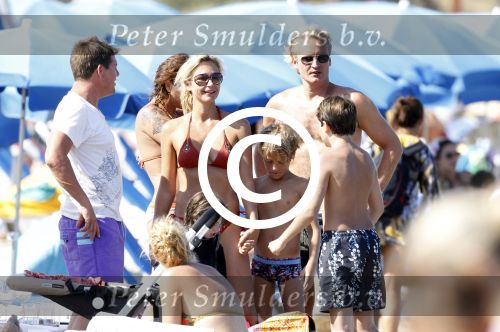Ibiza 26 juli 2011
Wendy v Dijk met Erland Galjaard en Sem en Lizzy op het strand. Ook Martijn Amanda Bickel Jasmijn Achilles en Michelle Krabbe zijn aanwezig bij coco beach.
Peter Smulders bv