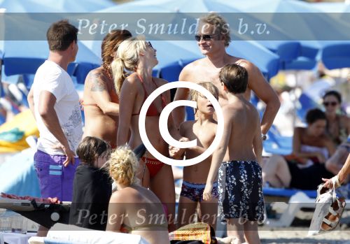 Ibiza 26 juli 2011
Wendy v Dijk met Erland Galjaard en Sem en Lizzy op het strand. Ook Martijn Amanda Bickel Jasmijn Achilles en Michelle Krabbe zijn aanwezig bij coco beach.
Peter Smulders bv