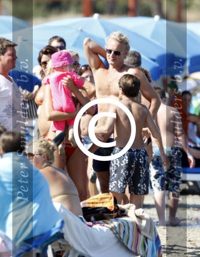 Ibiza 26 juli 2011
Wendy v Dijk met Erland Galjaard en Sem en Lizzy op het strand. Ook Martijn Amanda Bickel Jasmijn Achilles en Michelle Krabbe zijn aanwezig bij coco beach.
Peter Smulders bv