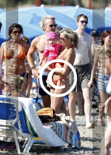 Ibiza 26 juli 2011
Wendy v Dijk met Erland Galjaard en Sem en Lizzy op het strand. Ook Martijn Amanda Bickel Jasmijn Achilles en Michelle Krabbe zijn aanwezig bij coco beach.
Peter Smulders bv