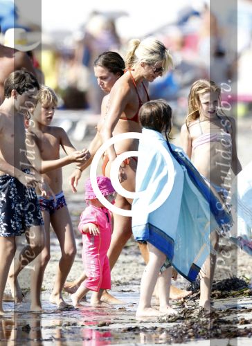 Ibiza 26 juli 2011
Wendy v Dijk met Erland Galjaard en Sem en Lizzy op het strand. Ook Martijn Amanda Bickel Jasmijn Achilles en Michelle Krabbe zijn aanwezig bij coco beach.
Peter Smulders bv
