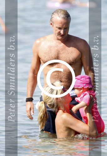 Ibiza 26 juli 2011
Wendy v Dijk met Erland Galjaard en Sem en Lizzy op het strand. Ook Martijn Amanda Bickel Jasmijn Achilles en Michelle Krabbe zijn aanwezig bij coco beach.
Peter Smulders bv