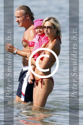 Ibiza 26 juli 2011
Wendy v Dijk met Erland Galjaard en Sem en Lizzy op het strand. Ook Martijn Amanda Bickel Jasmijn Achilles en Michelle Krabbe zijn aanwezig bij coco beach.
Peter Smulders bv