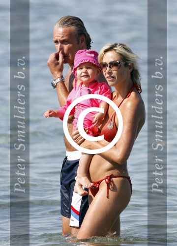 Ibiza 26 juli 2011
Wendy v Dijk met Erland Galjaard en Sem en Lizzy op het strand. Ook Martijn Amanda Bickel Jasmijn Achilles en Michelle Krabbe zijn aanwezig bij coco beach.
Peter Smulders bv