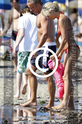 Ibiza 26 juli 2011
Wendy v Dijk met Erland Galjaard en Sem en Lizzy op het strand. Ook Martijn Amanda Bickel Jasmijn Achilles en Michelle Krabbe zijn aanwezig bij coco beach.
Peter Smulders bv