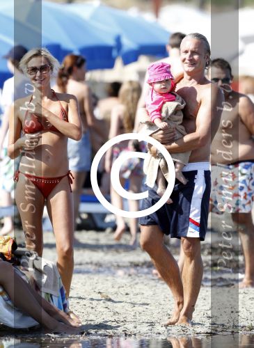 Ibiza 26 juli 2011
Wendy v Dijk met Erland Galjaard en Sem en Lizzy op het strand. Ook Martijn Amanda Bickel Jasmijn Achilles en Michelle Krabbe zijn aanwezig bij coco beach.
Peter Smulders bv