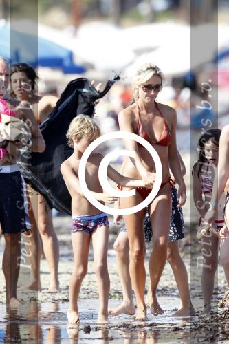 Ibiza 26 juli 2011
Wendy v Dijk met Erland Galjaard en Sem en Lizzy op het strand. Ook Martijn Amanda Bickel Jasmijn Achilles en Michelle Krabbe zijn aanwezig bij coco beach.
Peter Smulders bv