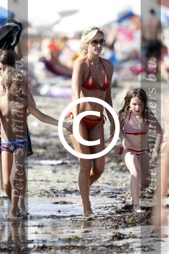 Ibiza 26 juli 2011
Wendy v Dijk met Erland Galjaard en Sem en Lizzy op het strand. Ook Martijn Amanda Bickel Jasmijn Achilles en Michelle Krabbe zijn aanwezig bij coco beach.
Peter Smulders bv