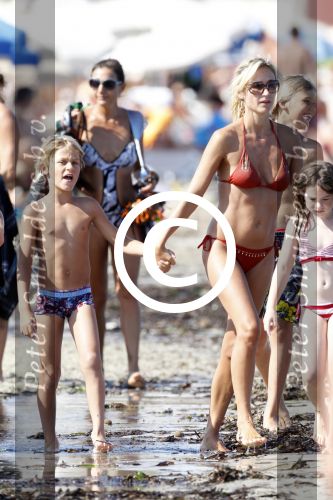 Ibiza 26 juli 2011
Wendy v Dijk met Erland Galjaard en Sem en Lizzy op het strand. Ook Martijn Amanda Bickel Jasmijn Achilles en Michelle Krabbe zijn aanwezig bij coco beach.
Peter Smulders bv