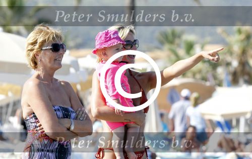 Ibiza 26 juli 2011
Wendy v Dijk met Erland Galjaard en Sem en Lizzy op het strand. Ook Martijn Amanda Bickel Jasmijn Achilles en Michelle Krabbe zijn aanwezig bij coco beach.
Peter Smulders bv
