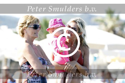 Ibiza 26 juli 2011
Wendy v Dijk met Erland Galjaard en Sem en Lizzy op het strand. Ook Martijn Amanda Bickel Jasmijn Achilles en Michelle Krabbe zijn aanwezig bij coco beach.
Peter Smulders bv