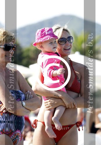 Ibiza 26 juli 2011
Wendy v Dijk met Erland Galjaard en Sem en Lizzy op het strand. Ook Martijn Amanda Bickel Jasmijn Achilles en Michelle Krabbe zijn aanwezig bij coco beach.
Peter Smulders bv