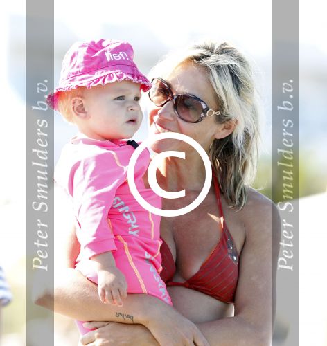 Ibiza 26 juli 2011
Wendy v Dijk met Erland Galjaard en Sem en Lizzy op het strand. Ook Martijn Amanda Bickel Jasmijn Achilles en Michelle Krabbe zijn aanwezig bij coco beach.
Peter Smulders bv
