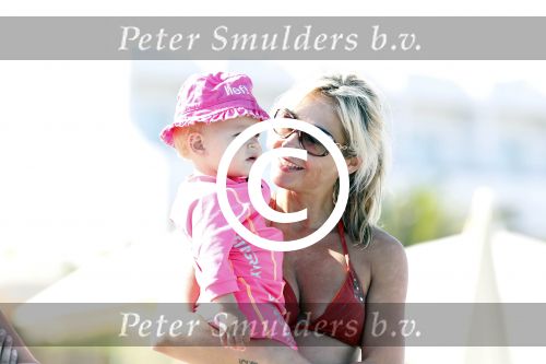 Ibiza 26 juli 2011
Wendy v Dijk met Erland Galjaard en Sem en Lizzy op het strand. Ook Martijn Amanda Bickel Jasmijn Achilles en Michelle Krabbe zijn aanwezig bij coco beach.
Peter Smulders bv