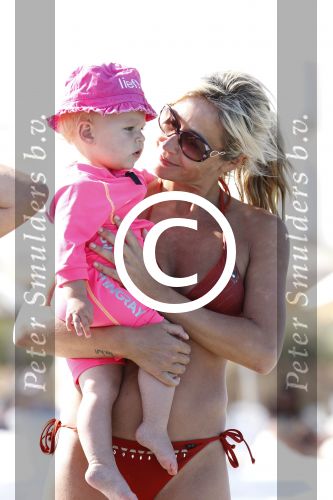 Ibiza 26 juli 2011
Wendy v Dijk met Erland Galjaard en Sem en Lizzy op het strand. Ook Martijn Amanda Bickel Jasmijn Achilles en Michelle Krabbe zijn aanwezig bij coco beach.
Peter Smulders bv