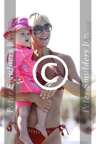 Ibiza 26 juli 2011
Wendy v Dijk met Erland Galjaard en Sem en Lizzy op het strand. Ook Martijn Amanda Bickel Jasmijn Achilles en Michelle Krabbe zijn aanwezig bij coco beach.
Peter Smulders bv