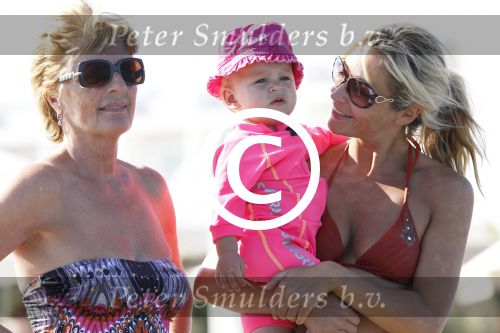 Ibiza 26 juli 2011
Wendy v Dijk met Erland Galjaard en Sem en Lizzy op het strand. Ook Martijn Amanda Bickel Jasmijn Achilles en Michelle Krabbe zijn aanwezig bij coco beach.
Peter Smulders bv