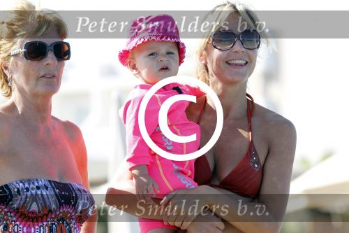 Ibiza 26 juli 2011
Wendy v Dijk met Erland Galjaard en Sem en Lizzy op het strand. Ook Martijn Amanda Bickel Jasmijn Achilles en Michelle Krabbe zijn aanwezig bij coco beach.
Peter Smulders bv