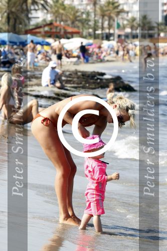 Ibiza 26 juli 2011
Wendy v Dijk met Erland Galjaard en Sem en Lizzy op het strand. Ook Martijn Amanda Bickel Jasmijn Achilles en Michelle Krabbe zijn aanwezig bij coco beach.
Peter Smulders bv
