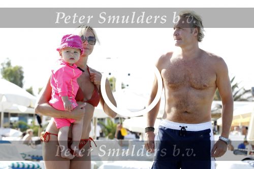 Ibiza 26 juli 2011
Wendy v Dijk met Erland Galjaard en Sem en Lizzy op het strand. Ook Martijn Amanda Bickel Jasmijn Achilles en Michelle Krabbe zijn aanwezig bij coco beach.
Peter Smulders bv