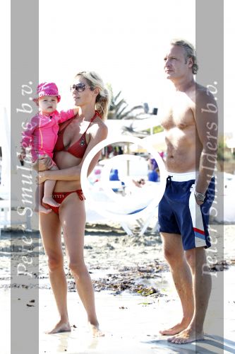 Ibiza 26 juli 2011
Wendy v Dijk met Erland Galjaard en Sem en Lizzy op het strand. Ook Martijn Amanda Bickel Jasmijn Achilles en Michelle Krabbe zijn aanwezig bij coco beach.
Peter Smulders bv