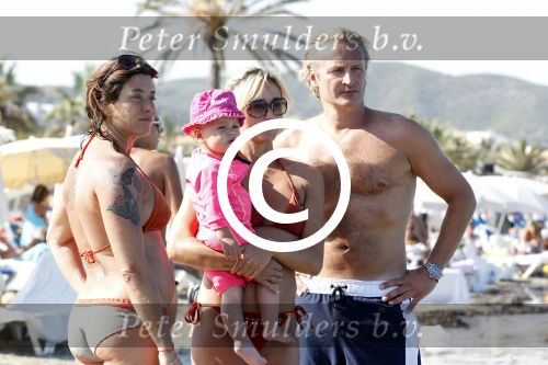 Ibiza 26 juli 2011
Wendy v Dijk met Erland Galjaard en Sem en Lizzy op het strand. Ook Martijn Amanda Bickel Jasmijn Achilles en Michelle Krabbe zijn aanwezig bij coco beach.
Peter Smulders bv