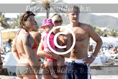 Ibiza 26 juli 2011
Wendy v Dijk met Erland Galjaard en Sem en Lizzy op het strand. Ook Martijn Amanda Bickel Jasmijn Achilles en Michelle Krabbe zijn aanwezig bij coco beach.
Peter Smulders bv