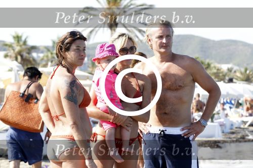 Ibiza 26 juli 2011
Wendy v Dijk met Erland Galjaard en Sem en Lizzy op het strand. Ook Martijn Amanda Bickel Jasmijn Achilles en Michelle Krabbe zijn aanwezig bij coco beach.
Peter Smulders bv