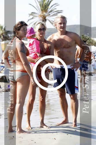 Ibiza 26 juli 2011
Wendy v Dijk met Erland Galjaard en Sem en Lizzy op het strand. Ook Martijn Amanda Bickel Jasmijn Achilles en Michelle Krabbe zijn aanwezig bij coco beach.
Peter Smulders bv
