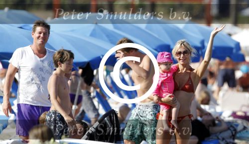 Ibiza 26 juli 2011
Wendy v Dijk met Erland Galjaard en Sem en Lizzy op het strand. Ook Martijn Amanda Bickel Jasmijn Achilles en Michelle Krabbe zijn aanwezig bij coco beach.
Peter Smulders bv