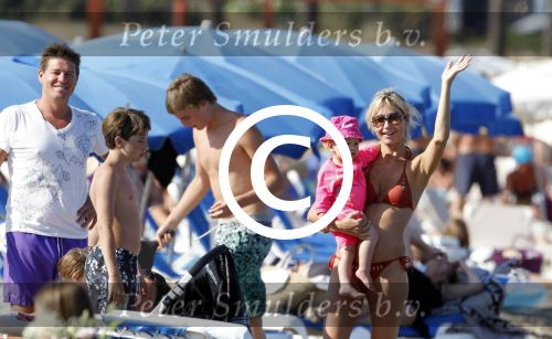 Ibiza 26 juli 2011
Wendy v Dijk met Erland Galjaard en Sem en Lizzy op het strand. Ook Martijn Amanda Bickel Jasmijn Achilles en Michelle Krabbe zijn aanwezig bij coco beach.
Peter Smulders bv